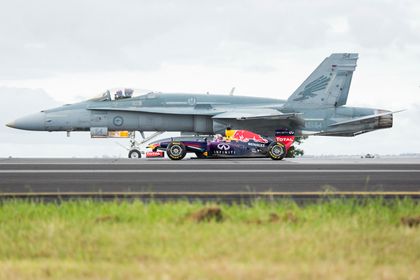 F1 bolid Red Bulla protiv borbenog aviona F/A-18 Hornet (+foto)