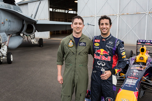 F1 bolid Red Bulla protiv borbenog aviona F/A-18 Hornet (+foto)