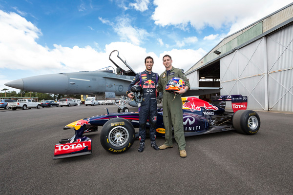 F1 bolid Red Bulla protiv borbenog aviona F/A-18 Hornet (+foto)