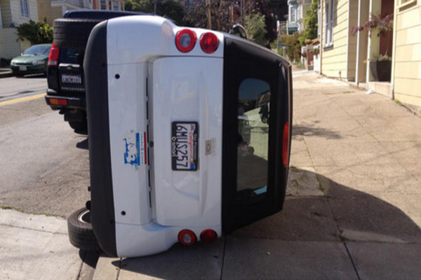 Zašto vandali u San Francisku prevrću automobile Smart? (foto)