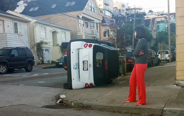 Zašto vandali u San Francisku prevrću automobile Smart? (foto)