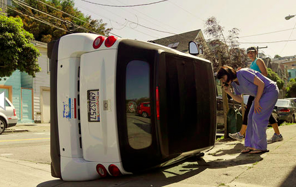 Zašto vandali u San Francisku prevrću automobile Smart? (foto)