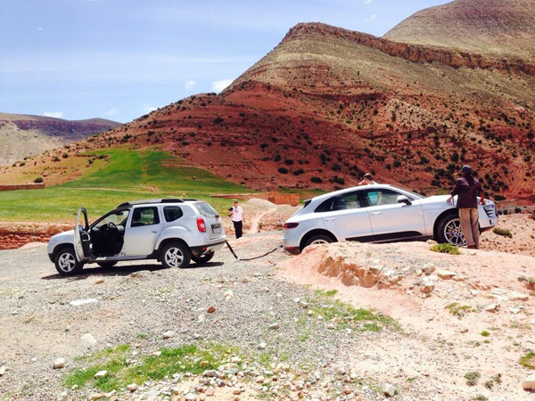 Dacia Duster izvukao zaglavljen Porsche Macan! (foto)