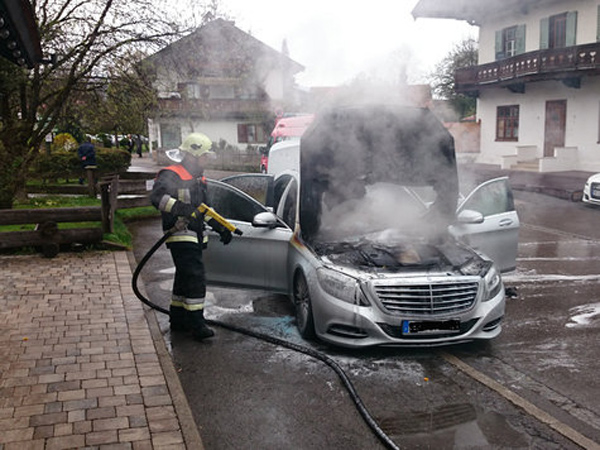 Nekoliko dana stara Mercedes-Benz S-Klasa izgorela u požaru + FOTO