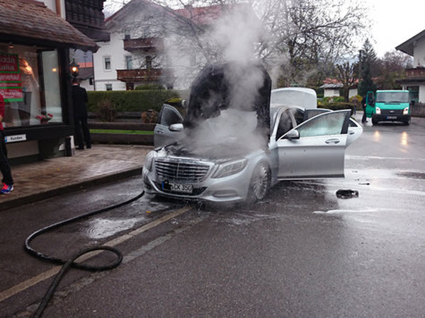 Nekoliko dana stara Mercedes-Benz S-Klasa izgorela u požaru + FOTO