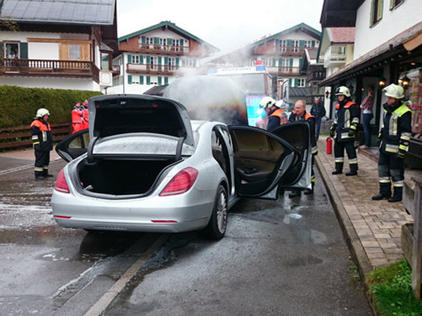 Nekoliko dana stara Mercedes-Benz S-Klasa izgorela u požaru + FOTO