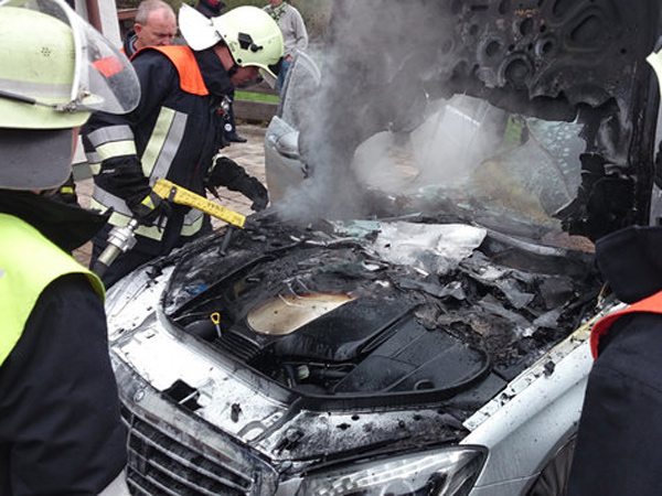 Nekoliko dana stara Mercedes-Benz S-Klasa izgorela u požaru + FOTO