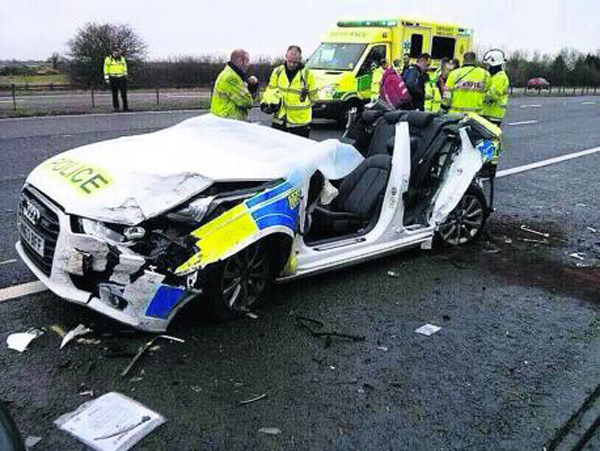 Britanski policajci preživeli težak udes na autoputu