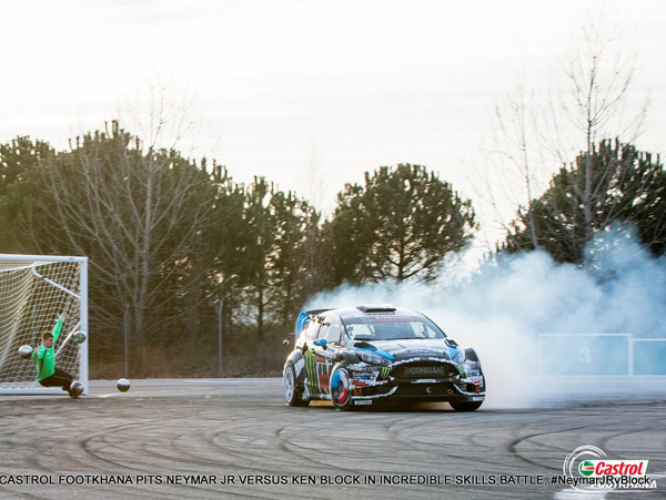 Ken Block s automobilom igra fudbal, u driftu puca na gol + VIDEO