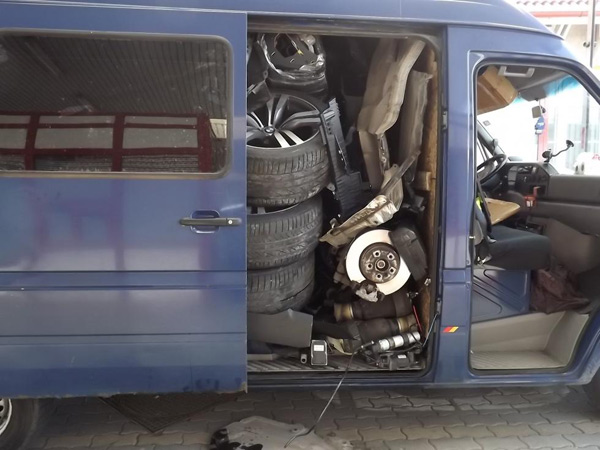 Šokantno: Ukradeni BMW X6 pronađen u prtljažniku kombija