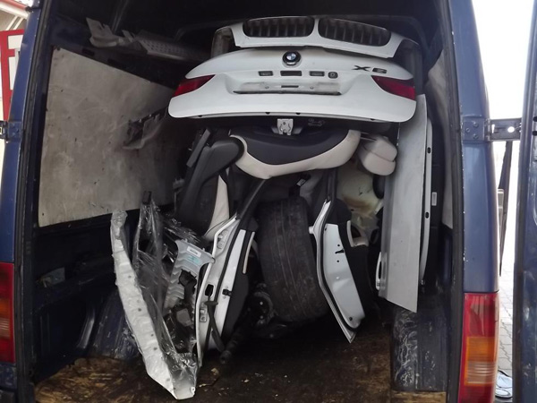 Šokantno: Ukradeni BMW X6 pronađen u prtljažniku kombija