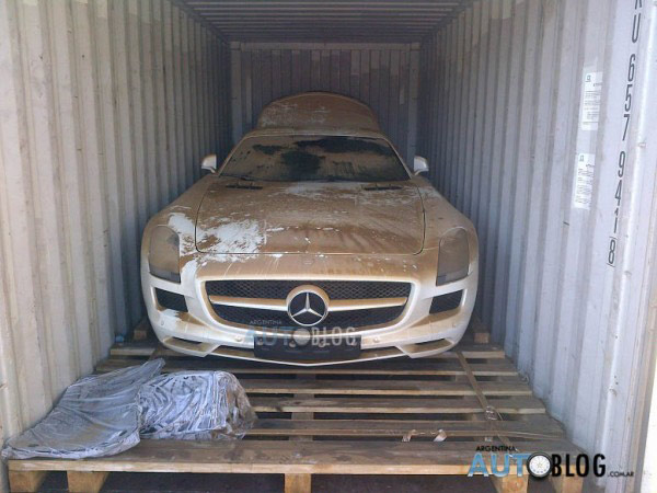 Evo šta se desi, kada Mercedes-Benz SLS ispadne iz broda + FOTO