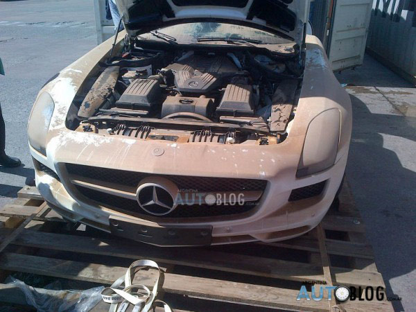 Evo šta se desi, kada Mercedes-Benz SLS ispadne iz broda + FOTO