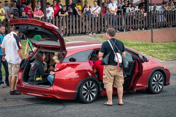 Koliko Čehinja može da stane u gepek Honde Civic Tourer? (foto)