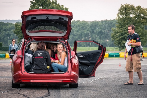 Koliko Čehinja može da stane u gepek Honde Civic Tourer? (foto)