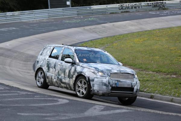 Špijuni snimili entrerijer novog Land Rover Discovery Sport modela (foto)