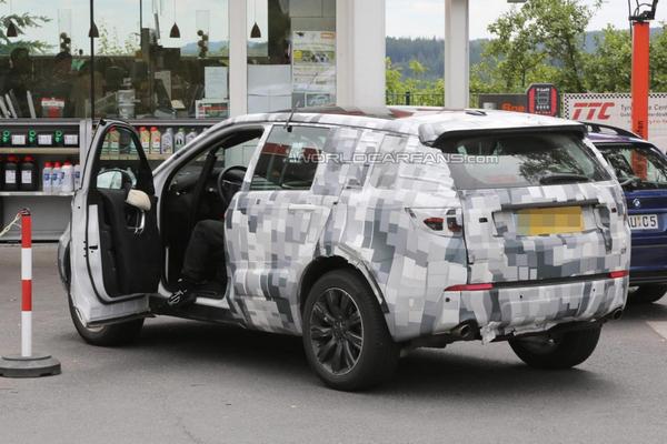 Špijuni snimili entrerijer novog Land Rover Discovery Sport modela (foto)