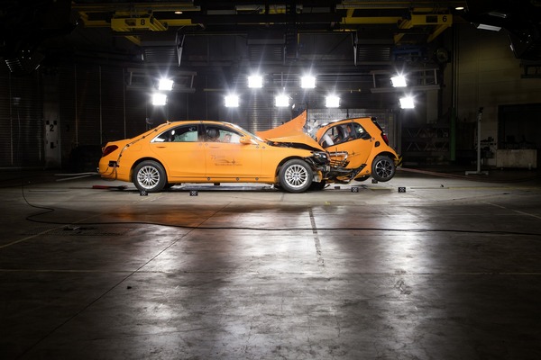 Šta mislite, ko je pobednik: novi smart ili Mercedes-Benz S-Klasa?
