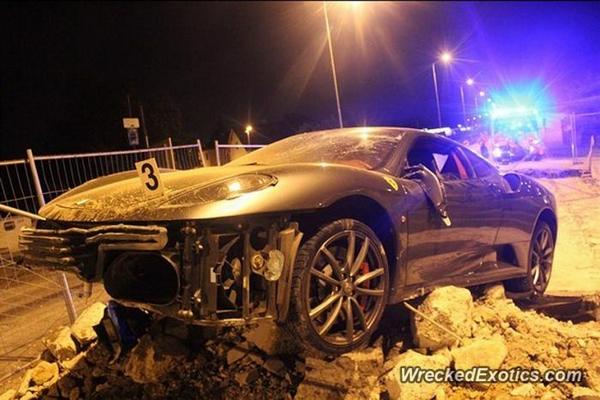 Slupao Ferrari F430 u Češkoj i pobegao sa lica mesta + FOTO