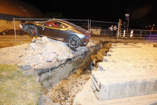 Slupao Ferrari F430 u Češkoj i pobegao sa lica mesta + FOTO