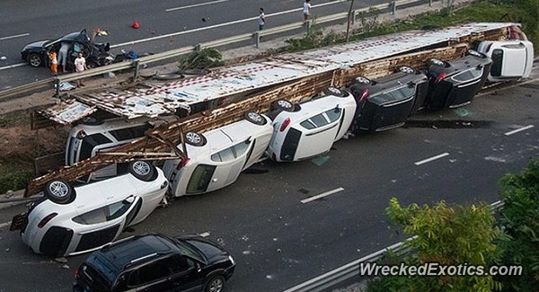 Kamion sa luksuznim vozilima se prevrnuo na autoputu + FOTO