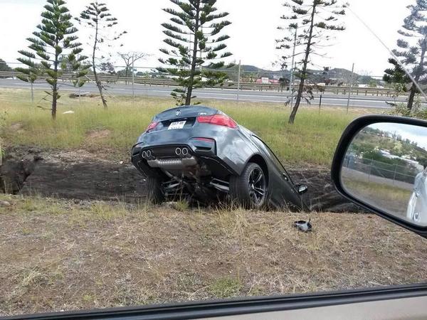 Nepažljivi vozač poslao novi BMW M4 Coupe u kanal + FOTO