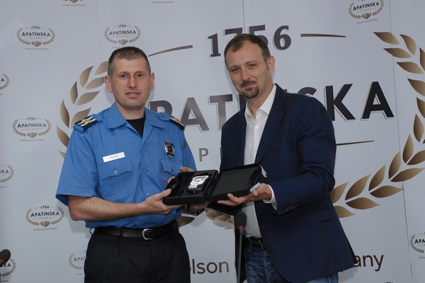 Apatinska pivara donirala 10 novih alkometara Saobracajnoj policiji