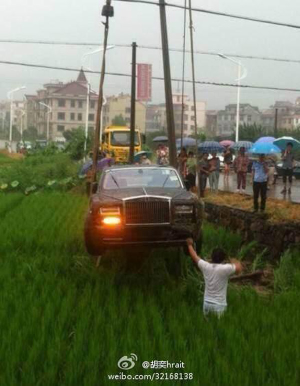 Vozio brzo i prevrnuo Rolls-Royce Phantom na krov + FOTO