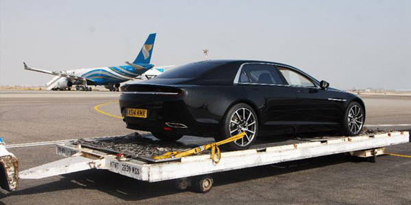 Aston Martin Lagonda snimljen prilikom ukrcavanja u avion + FOTO
