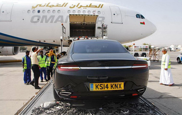 Aston Martin Lagonda snimljen prilikom ukrcavanja u avion + FOTO