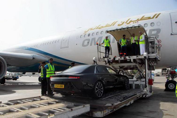 Aston Martin Lagonda snimljen prilikom ukrcavanja u avion + FOTO