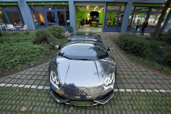 Lamborghini Huracan u atraktivnoj hrom-foliji (foto)