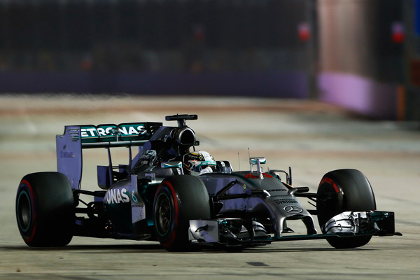 VN Singapura 2014 - Hamilton na pole poziciji