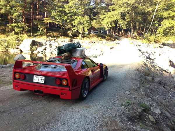 Da li je Ferrari F40 auto za kampovanje? Za nekoga jeste...
