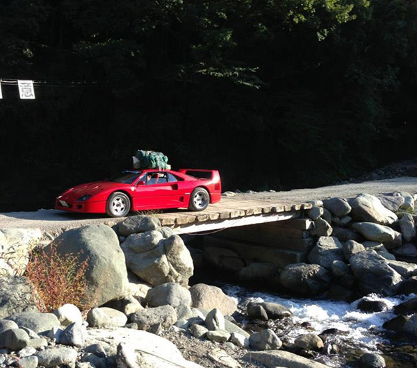 Da li je Ferrari F40 auto za kampovanje? Za nekoga jeste...