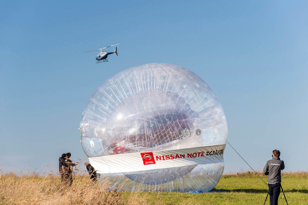 Nissan ugurao Note u zorb i gurnuo ga niz brdo + FOTO