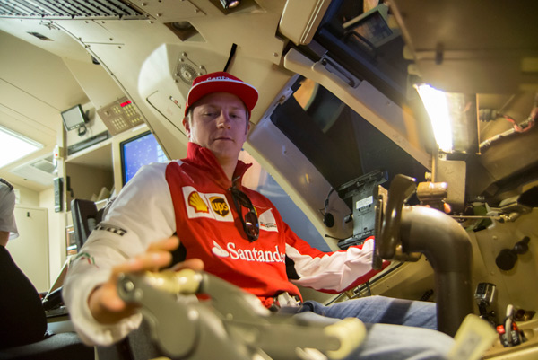 Kimi Raikkonen za volanom Boeinga 757 (foto)