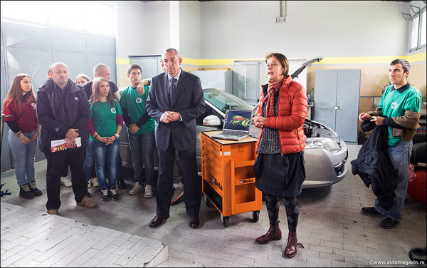 Renault Srbija donirala Lagunu III Saobraćajno-tehničkoj školi Zemun