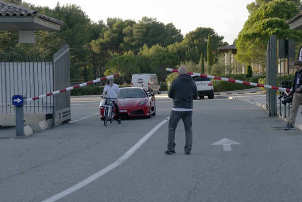 Na biciklu oduvao Ferrari (foto+video)