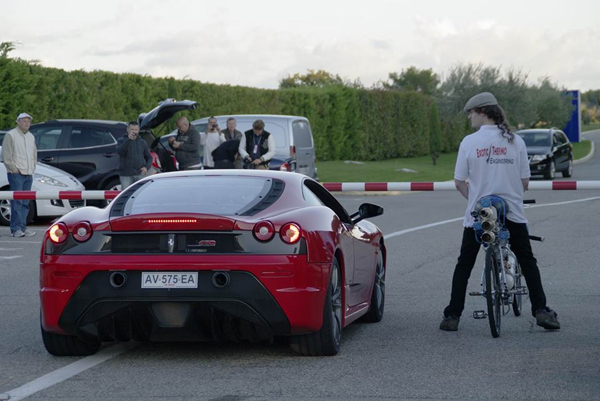 Na biciklu oduvao Ferrari (foto+video)