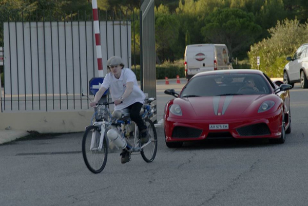 Na biciklu oduvao Ferrari (foto+video)