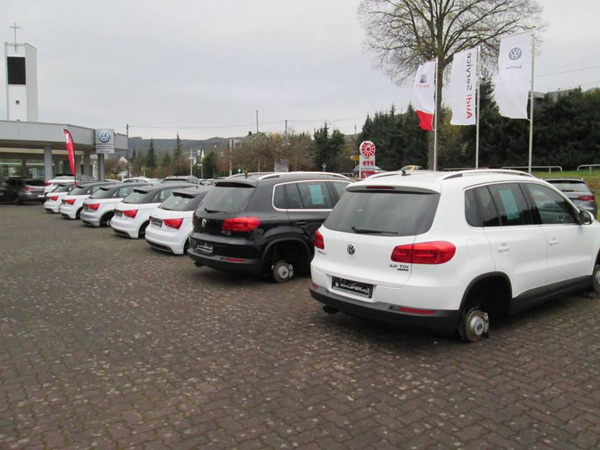 Velika krađa točkova ispred salona automobila u Nemačkoj + FOTO