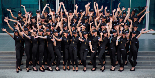 Kabinsko osoblje Etihad ervejza je prikazalo uniforme za F1 devojke
