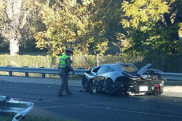 McLaren P1 uništen u udesu centru grada + FOTO