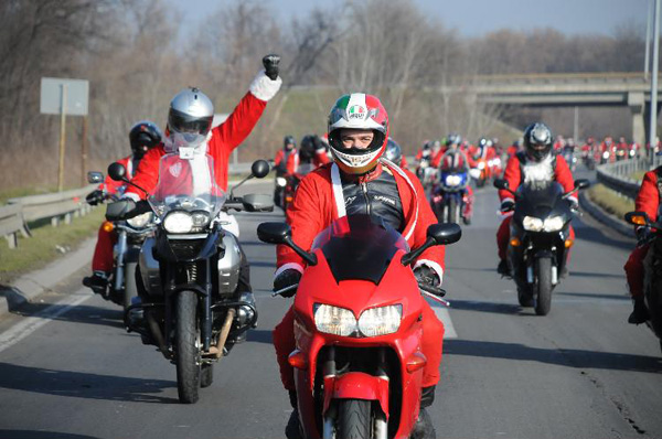 Moto Deda Mraz: 300 motociklista obradovalo decu iz Sremčice