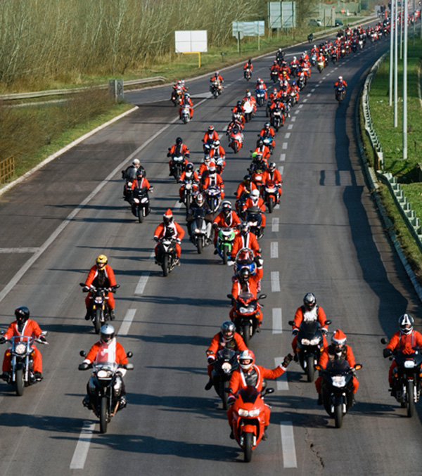 Moto Deda Mraz: 300 motociklista obradovalo decu iz Sremčice