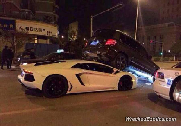 Lamborghini Aventador se podvukao pod Mercedes GLK (foto)