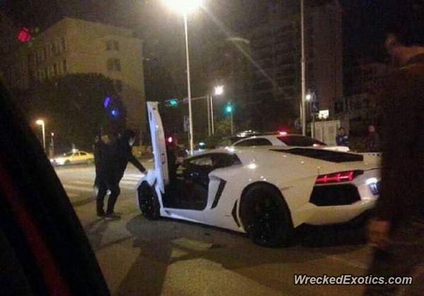 Lamborghini Aventador se podvukao pod Mercedes GLK (foto)