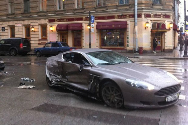 Ruski fudbaler razbio svoj Aston Martin - ima 15 godina!