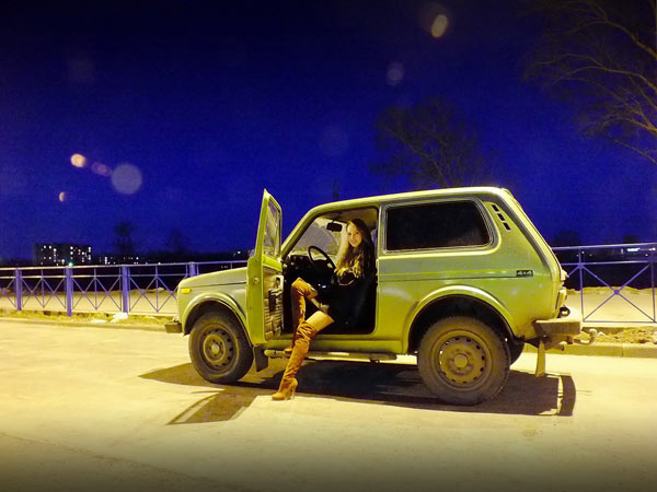 Lada Niva i atraktivne devojke (FOTO)